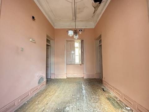 Prestígioso edifício histórico para renovar, 706 m2, no centro da cidade de Elvas.