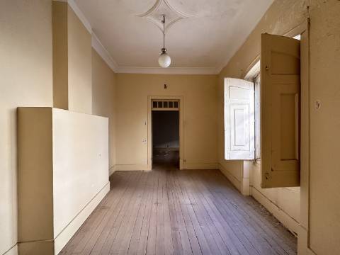 Prestígioso edifício histórico para renovar, 706 m2, no centro da cidade de Elvas.