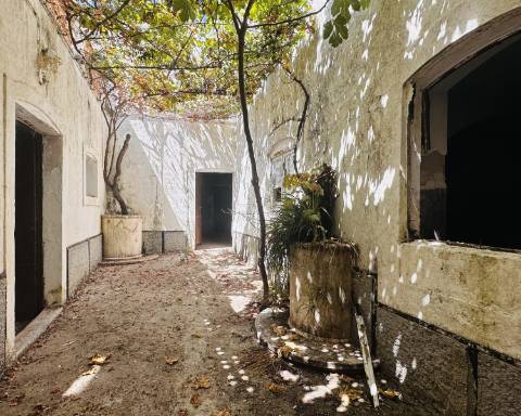 Prestígioso edifício histórico para renovar, 706 m2, no centro da cidade de Elvas.