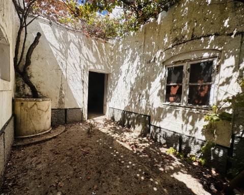 Prestígioso edifício histórico para renovar, 706 m2, no centro da cidade de Elvas.