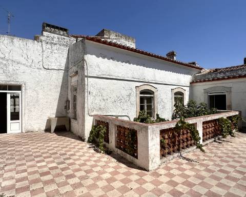Prestígioso edifício histórico para renovar, 706 m2, no centro da cidade de Elvas.