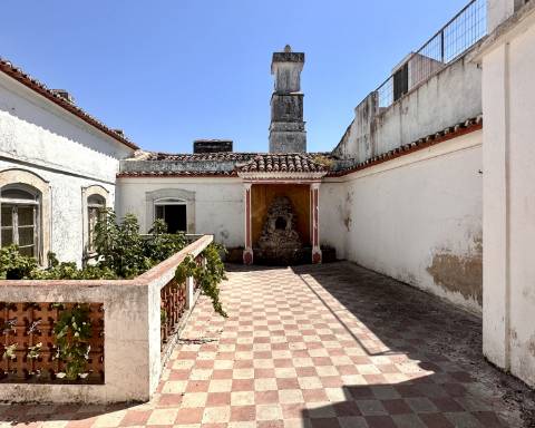 Prestígioso edifício histórico para renovar, 706 m2, no centro da cidade de Elvas.