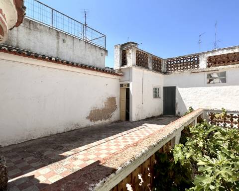 Prestígioso edifício histórico para renovar, 706 m2, no centro da cidade de Elvas.