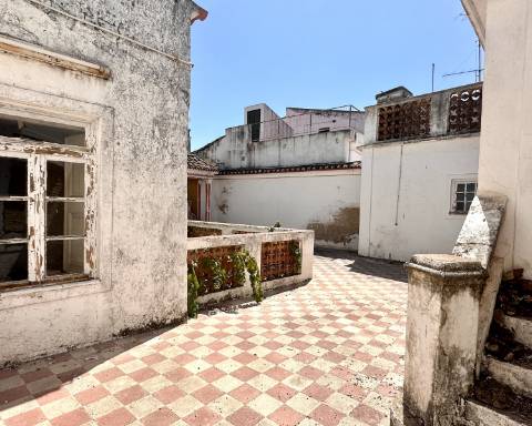 Prestígioso edifício histórico para renovar, 706 m2, no centro da cidade de Elvas.