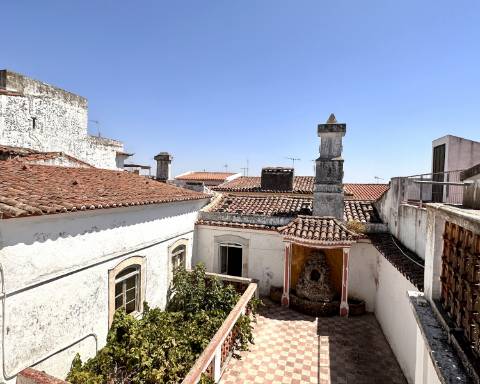 Prestígioso edifício histórico para renovar, 706 m2, no centro da cidade de Elvas.