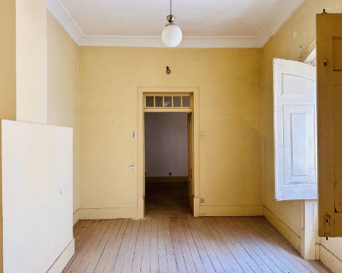 Prestígioso edifício histórico para renovar, 706 m2, no centro da cidade de Elvas.