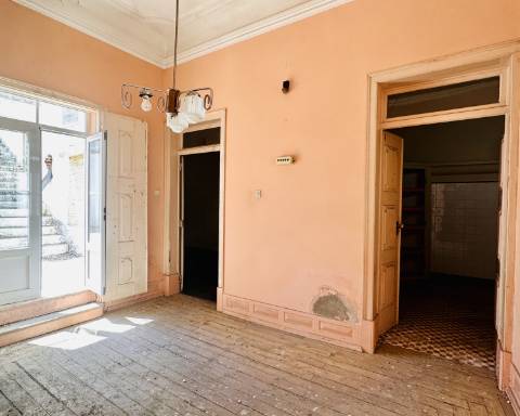 Prestígioso edifício histórico para renovar, 706 m2, no centro da cidade de Elvas.