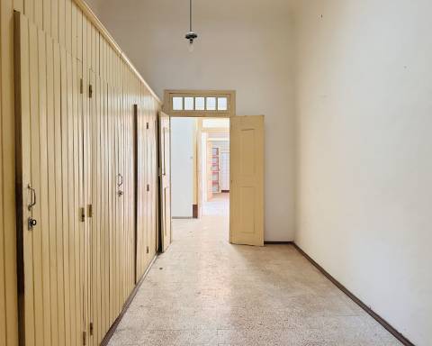 Prestígioso edifício histórico para renovar, 706 m2, no centro da cidade de Elvas.