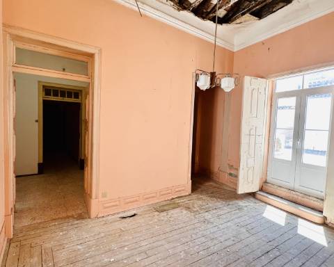 Prestígioso edifício histórico para renovar, 706 m2, no centro da cidade de Elvas.