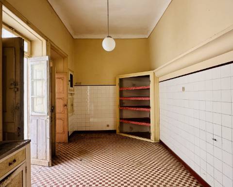 Prestígioso edifício histórico para renovar, 706 m2, no centro da cidade de Elvas.