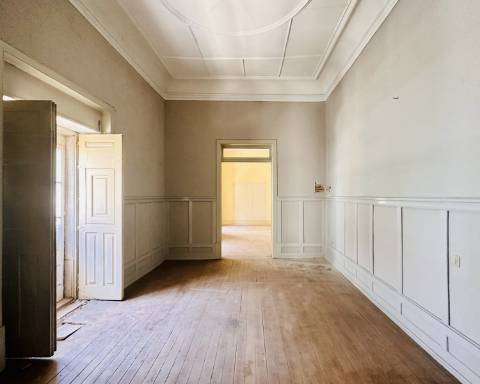 Prestígioso edifício histórico para renovar, 706 m2, no centro da cidade de Elvas.