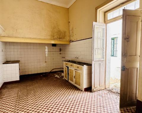 Prestígioso edifício histórico para renovar, 706 m2, no centro da cidade de Elvas.