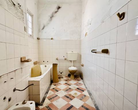 Prestígioso edifício histórico para renovar, 706 m2, no centro da cidade de Elvas.