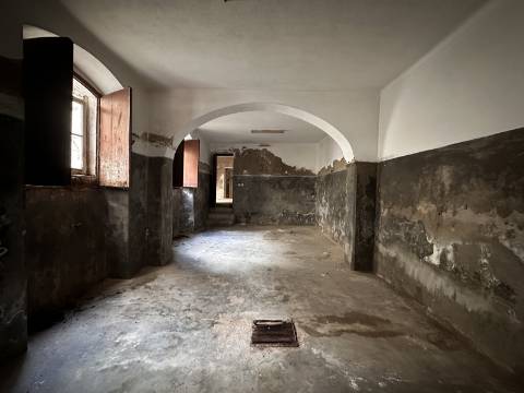 Prestígioso edifício histórico para renovar, 706 m2, no centro da cidade de Elvas.