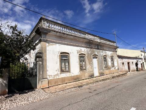 Moradia senhorial sumptuosa I construída em 1895 I 458 m2 I Terreno de 1 403 m2 I Para renovar I Vila de Santa Catarina