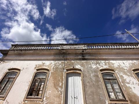 Moradia senhorial sumptuosa I construída em 1895 I 458 m2 I Terreno de 1 403 m2 I Para renovar I Vila de Santa Catarina