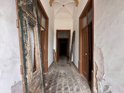 Moradia senhorial sumptuosa I construída em 1895 I 458 m2 I Terreno de 1 403 m2 I Para renovar I Vila de Santa Catarina