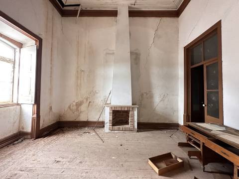 Moradia senhorial sumptuosa I construída em 1895 I 458 m2 I Terreno de 1 403 m2 I Para renovar I Vila de Santa Catarina