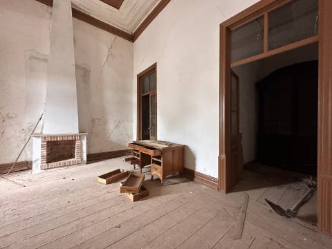 Moradia senhorial sumptuosa I construída em 1895 I 458 m2 I Terreno de 1 403 m2 I Para renovar I Vila de Santa Catarina