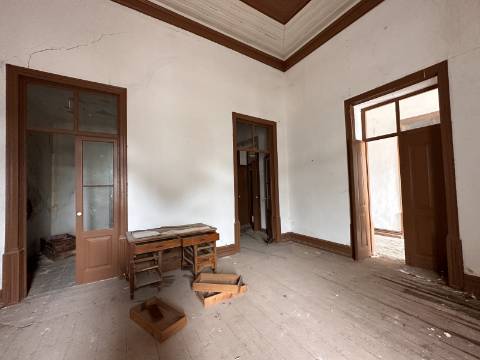 Moradia senhorial sumptuosa I construída em 1895 I 458 m2 I Terreno de 1 403 m2 I Para renovar I Vila de Santa Catarina