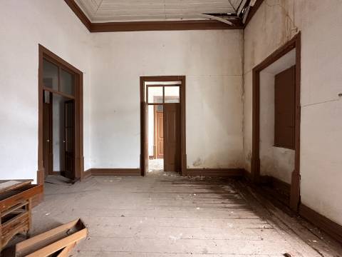 Moradia senhorial sumptuosa I construída em 1895 I 458 m2 I Terreno de 1 403 m2 I Para renovar I Vila de Santa Catarina