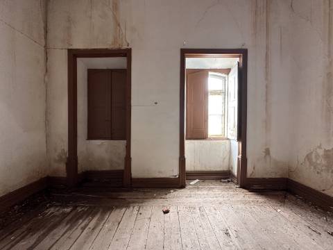 Moradia senhorial sumptuosa I construída em 1895 I 458 m2 I Terreno de 1 403 m2 I Para renovar I Vila de Santa Catarina