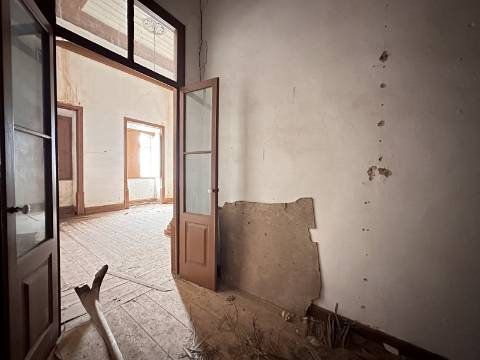 Moradia senhorial sumptuosa I construída em 1895 I 458 m2 I Terreno de 1 403 m2 I Para renovar I Vila de Santa Catarina