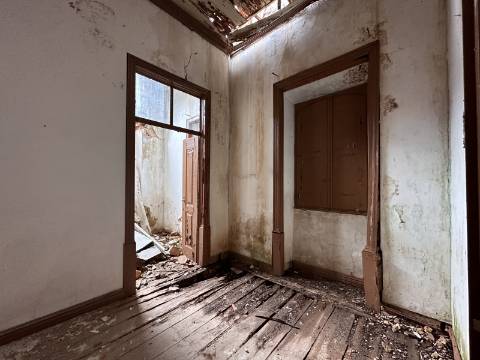 Moradia senhorial sumptuosa I construída em 1895 I 458 m2 I Terreno de 1 403 m2 I Para renovar I Vila de Santa Catarina