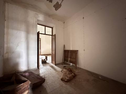 Moradia senhorial sumptuosa I construída em 1895 I 458 m2 I Terreno de 1 403 m2 I Para renovar I Vila de Santa Catarina