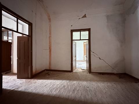 Moradia senhorial sumptuosa I construída em 1895 I 458 m2 I Terreno de 1 403 m2 I Para renovar I Vila de Santa Catarina