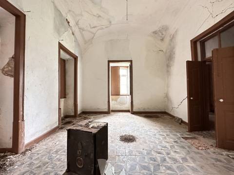 Moradia senhorial sumptuosa I construída em 1895 I 458 m2 I Terreno de 1 403 m2 I Para renovar I Vila de Santa Catarina