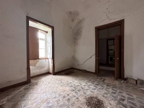 Moradia senhorial sumptuosa I construída em 1895 I 458 m2 I Terreno de 1 403 m2 I Para renovar I Vila de Santa Catarina