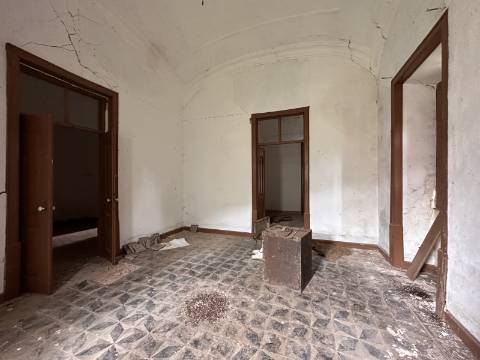 Moradia senhorial sumptuosa I construída em 1895 I 458 m2 I Terreno de 1 403 m2 I Para renovar I Vila de Santa Catarina