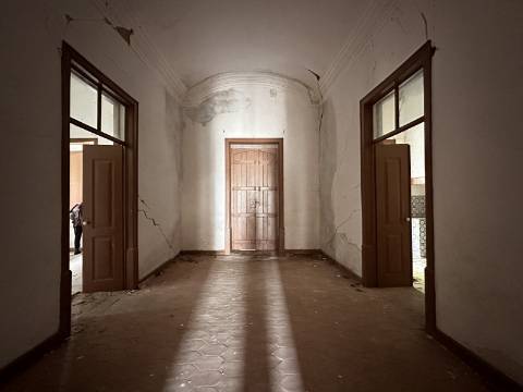 Moradia senhorial sumptuosa I construída em 1895 I 458 m2 I Terreno de 1 403 m2 I Para renovar I Vila de Santa Catarina