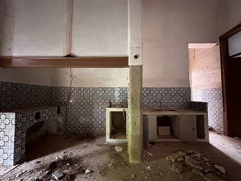 Moradia senhorial sumptuosa I construída em 1895 I 458 m2 I Terreno de 1 403 m2 I Para renovar I Vila de Santa Catarina