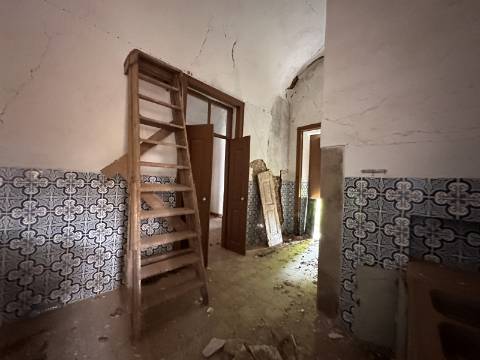 Moradia senhorial sumptuosa I construída em 1895 I 458 m2 I Terreno de 1 403 m2 I Para renovar I Vila de Santa Catarina