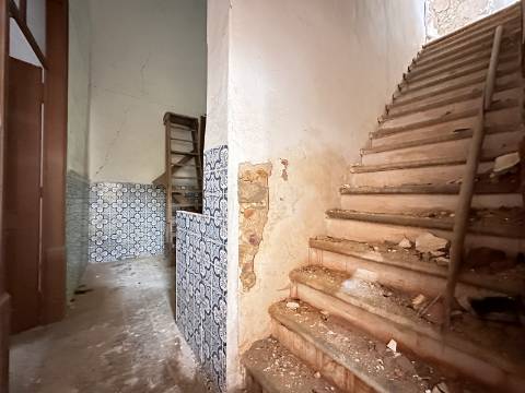 Moradia senhorial sumptuosa I construída em 1895 I 458 m2 I Terreno de 1 403 m2 I Para renovar I Vila de Santa Catarina