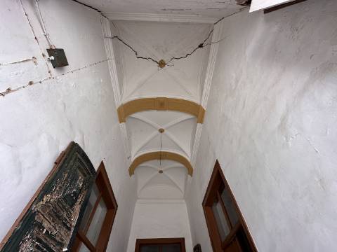 Moradia senhorial sumptuosa I construída em 1895 I 458 m2 I Terreno de 1 403 m2 I Para renovar I Vila de Santa Catarina