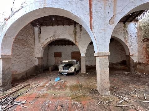 Moradia senhorial sumptuosa I construída em 1895 I 458 m2 I Terreno de 1 403 m2 I Para renovar I Vila de Santa Catarina