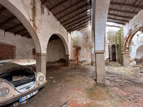 Moradia senhorial sumptuosa I construída em 1895 I 458 m2 I Terreno de 1 403 m2 I Para renovar I Vila de Santa Catarina