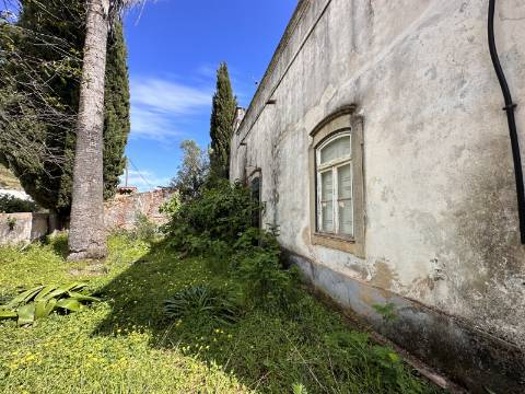 Moradia senhorial sumptuosa I construída em 1895 I 458 m2 I Terreno de 1 403 m2 I Para renovar I Vila de Santa Catarina