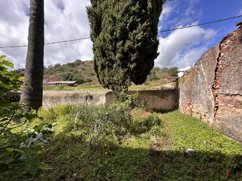 Moradia senhorial sumptuosa I construída em 1895 I 458 m2 I Terreno de 1 403 m2 I Para renovar I Vila de Santa Catarina