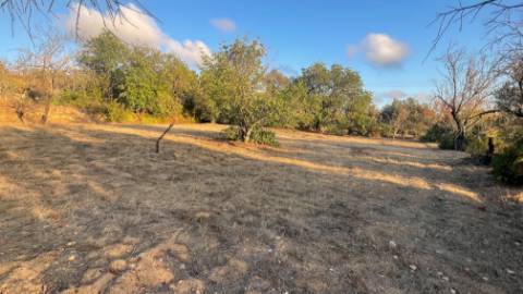 Belo terreno misto para construção de uma moradia perto de Loulé