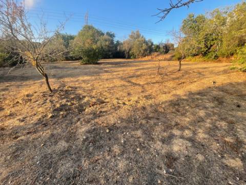 Belo terreno misto para construção de uma moradia perto de Loulé