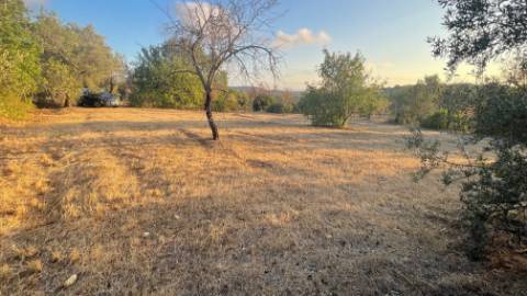 Belo terreno misto para construção de uma moradia perto de Loulé