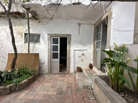 Moradia tradicional T2 com pátio e terraço no coração de São Brás de Alportel