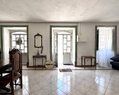 Moradia tradicional T2 com pátio e terraço no coração de São Brás de Alportel