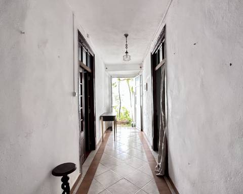 Moradia tradicional T2 com pátio e terraço no coração de São Brás de Alportel