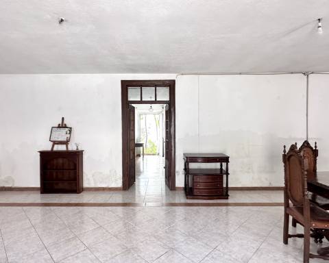 Moradia tradicional T2 com pátio e terraço no coração de São Brás de Alportel