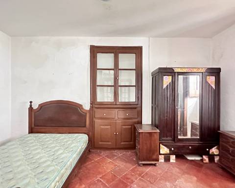 Moradia tradicional T2 com pátio e terraço no coração de São Brás de Alportel